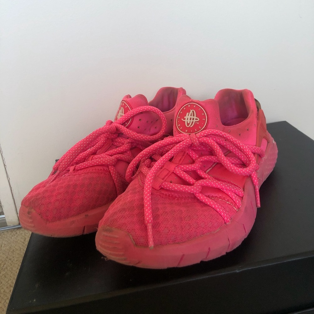 Nike Huarace pink running shoes